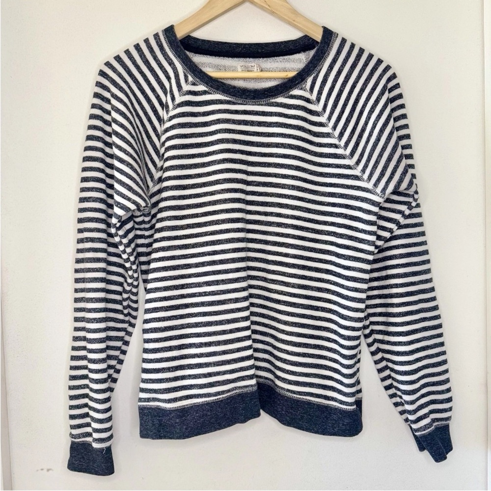 VOLCOM Women’s Cotton Gray & White stripe Sweatshirt Crewneck Size S P 10 Preppy